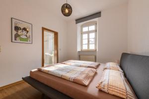 a bedroom with a bed with two pillows on it at Kabine 30 Innenstadt, EG, Wlan inkl. Haustiere willkommen in Rüdesheim am Rhein