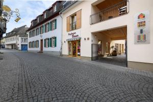 a cobblestone street in a town with buildings at Kabine 30 Innenstadt, EG, Wlan inkl. Haustiere willkommen in Rüdesheim am Rhein
