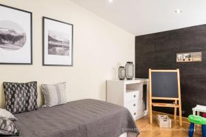 um quarto com uma cama, uma cómoda e uma televisão em Duplex luxury Meloneras Hill em Maspalomas
