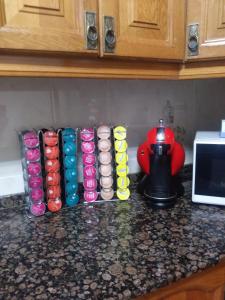 un grupo de diferentes tazas de colores en un mostrador de cocina en Apartamento La Villa, en Portugalete