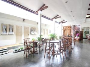 um grupo de mesas e cadeiras numa sala em Reddoorz Syariah near Wijilan Yogyakarta em Yogyakarta