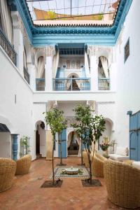 una habitación con dos árboles en el medio de un edificio en Riad Assala, en Marrakech