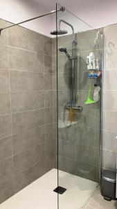 una ducha con puerta de cristal en un baño en OCEANVIEW LOS CRISTIANOS, en Los Cristianos