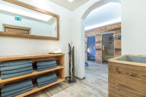 ein Badezimmer mit einem Spiegel und einer Badewanne in der Unterkunft Wechslerhof in Flachau