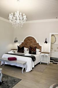 Giường trong phòng chung tại French Karoo Guesthouse