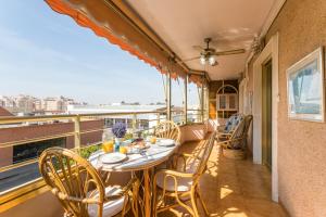 a balcony with a table and chairs with a view at Playa 500m y Centro Pueblo 600m, Piscina, 4 Clim, 2 Parkings in Santa Pola