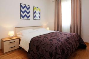 a bedroom with a bed and a table with a lamp at La Mer 1 in Bol