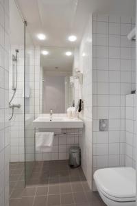 uma casa de banho com um lavatório, um WC e um chuveiro em Thon Partner Hotel Ullevaal Stadion em Oslo