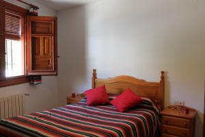 Posteľ alebo postele v izbe v ubytovaní Apartamentos Rurales Rosendo: El Orégano