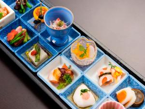 uma bandeja cheia de diferentes tipos de sushi em Okuno Hosomichi em Kobe