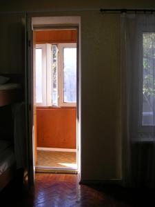 una puerta abierta a una habitación con ventana en Pilligrim, en Járkov