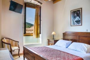 Tempat tidur dalam kamar di Authentic Suites in Fiscardo (Archontiko)