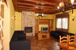 a living room with two couches and a fireplace at Casas Rurales El Viejo Establo in Fortuna