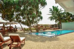 The swimming pool at or close to Hotel Refresh Blue