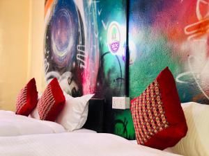 Rest Up Kathmandu Hostel tesisinde bir odada yatak veya yataklar