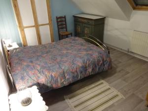 Un pat sau paturi într-o cameră la Maison Bellevue