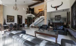 O zonă de relaxare la StayVista's Shiraz Villa - Where fitness meets fun with a gym and pool table