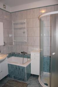 La salle de bains est pourvue d'une baignoire, d'une douche et d'un lavabo. dans l'établissement Rooms Alida, à Opatija