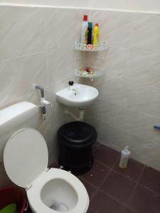 uma casa de banho com um WC e um lavatório em Zah’ra Homestay em Kuala Lipis