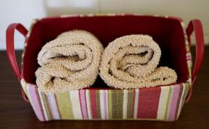 a basket with two ropes in it on a table at B&B Villa Bency in Capo dʼOrlando