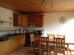 Kuchyň nebo kuchyňský kout v ubytování Chalet La R'Batte