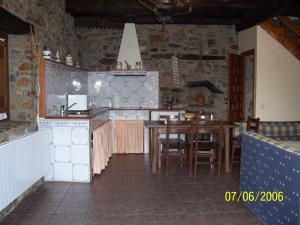 uma cozinha com mesa e cadeiras num quarto em Las Medulas Los Telares em Las Médulas