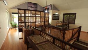 - un salon avec un canapé-lit en bois dans l'établissement Kayube Boat House, à Livingstone