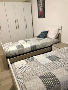 duas camas sentadas num quarto com em Casa Sophy em Chioggia
