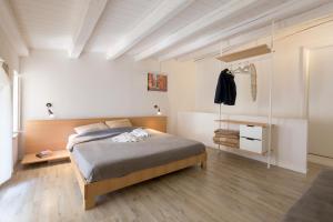 Schlafzimmer mit einem Bett und Holzboden in der Unterkunft Residence Ortigia in Syrakus