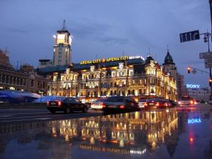 een groot gebouw met een klokkentoren erop bij Apartment Arena City Loft in Kiev