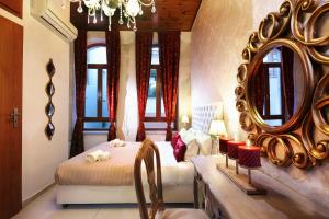 Postel nebo postele na pokoji v ubytování Archontiko Old Town Suites