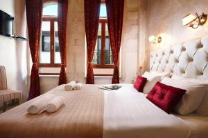 Postel nebo postele na pokoji v ubytování Archontiko Old Town Suites