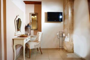 TV a/nebo společenská místnost v ubytování Archontiko Old Town Suites