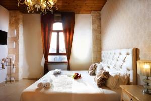 Postel nebo postele na pokoji v ubytování Archontiko Old Town Suites