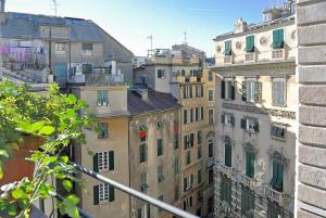 un gruppo di edifici alti in una città di Bed and Breakfast Flowers a Genova