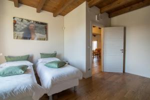 um quarto com 2 camas individuais e um corredor em IN VIRIDI em Cuneo