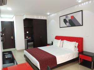 Un pat sau paturi într-o cameră la Hotel Merlott 70