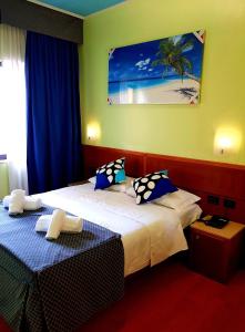 a hotel room with two beds and a picture of a beach at Hotel Ducale in Favaro Veneto