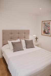 A bed or beds in a room at Picasso City Center 1A