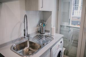 A kitchen or kitchenette at Picasso City Center 1A Még 37 kép