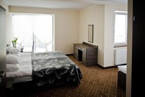 Postel nebo postele na pokoji v ubytování Hotel Podkowa