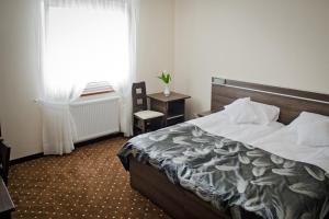 Postel nebo postele na pokoji v ubytování Hotel Podkowa