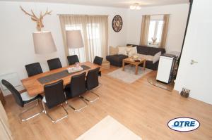 - un salon avec une table, des chaises et un canapé dans l'établissement Village Lipno Lakeside - Lipno 054, à Frymburk