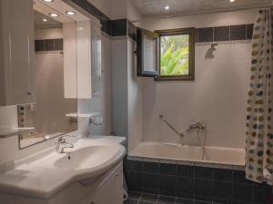 A bathroom at Kounopetra Beach Luxury Villas Még 37 kép