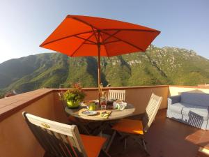 Výhľad na hory alebo výhľad na hory priamo z of the bed and breakfast
