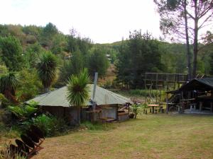 a building with a palm tree in a yard at Hindthausen in Knysna