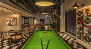 Biliár nebo kulečník v ubytování Lemon Tree Premier City Center Pune