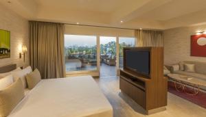 Postel nebo postele na pokoji v ubytování Lemon Tree Premier City Center Pune + 36 fotografií