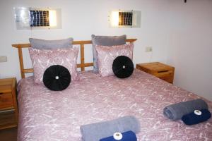 une chambre avec un lit rose avec deux oreillers dans l'établissement Villa Sharon & Relax, à Corralejo