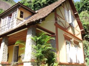 リオデジャネイロにあるCasa Caminho do Corcovadoのヤシの木が目の前にある家
